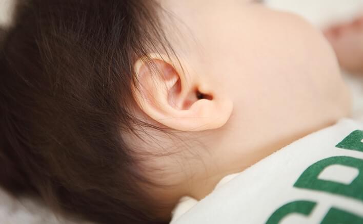 赤ちゃんの耳掃除をするならいつから？ 気をつけることは？｜ベネッセ教育情報サイト
