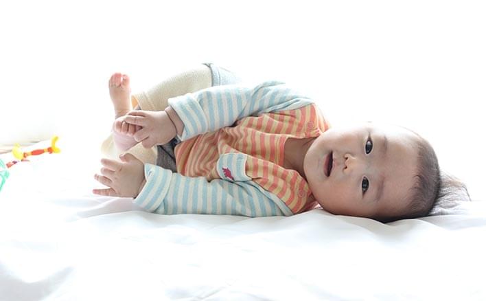 寝返り 練習 赤ちゃん 赤ちゃんの寝返りの手助け。練習のポイントと注意点とは