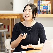 岡田佐織（ベネッセ教育総合研究所高等教育研究室研究員） 地方自治体職員、公立大学法人職員を経て2007年にベネッセ教育総合研究所に入所。大学事業部、教育事業本部を経て2015年4月より現職。この間、教育研究情報誌『BERD』編集、学生調査・アセスメントテストの設計・分析、大学FD・IRに関するコンサルティング活動等に従事。現在は大学と共同で「学びと成長のプロセス」を可視化する研究に取り組んでいる。多摩大学非常勤講師（2018-）。高等教育領域に関連する執筆物：「新入生の実態に合わせたカリキュラム開発」『工学教育』（2013、公益財団法人日本工学教育協会）、関東地区IR研究会監修『大学IRスタンダード指標集』（2017）分担執筆。