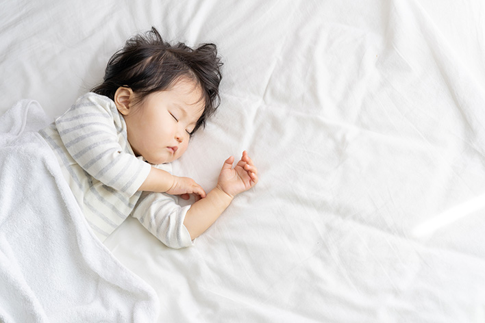 【医師監修】寝ている時に手足がピクピク動く子ども…原因や受診の目安は？