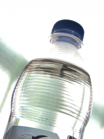 ペットボトルの水をはやく出す方法を考える