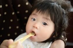 子どもに食欲を学ばせるならスプーン食べより手づかみ？　最近のイギリスの離乳食事情