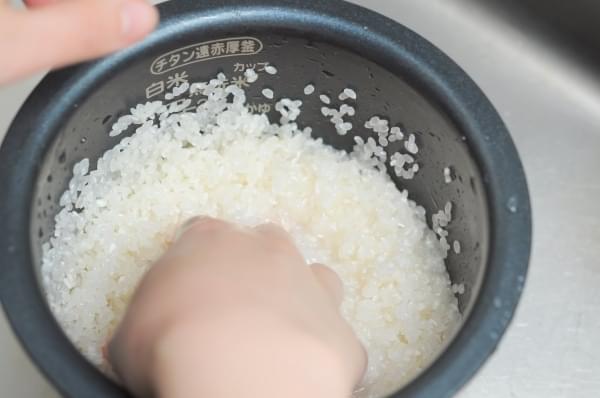お手伝い初めの一歩　料理研究家がお米の炊き方を子どもに教授