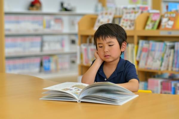 手を伸ばすと本がある！　子ども専用の本棚で「読書好きな子ども」が育つ
