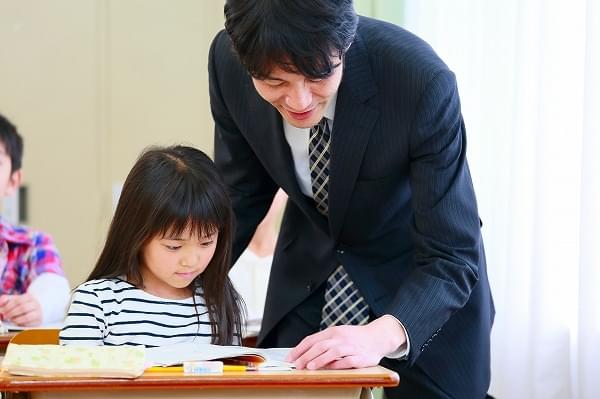 “世界一忙しい”日本の先生　「本来の業務」のあり方とは？　専門家が解説
