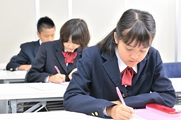 大学入試の新テストに導入の英語の「4技能」　中高の学力テストが先行？