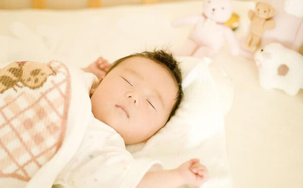どうして赤ちゃんはバンザイをして寝るの かわいいポーズの意味を知ろう ベネッセ教育情報サイト