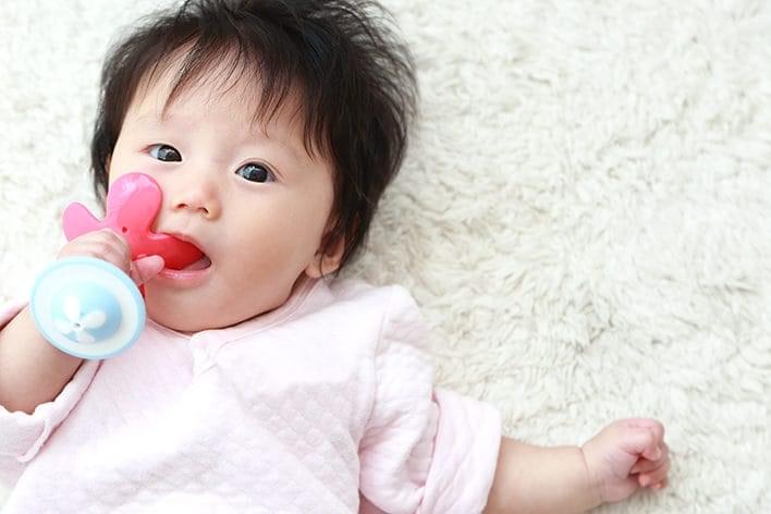 赤ちゃんがおもちゃを舐めるけれど大丈夫 舐める ことにある理由とは ベネッセ教育情報サイト