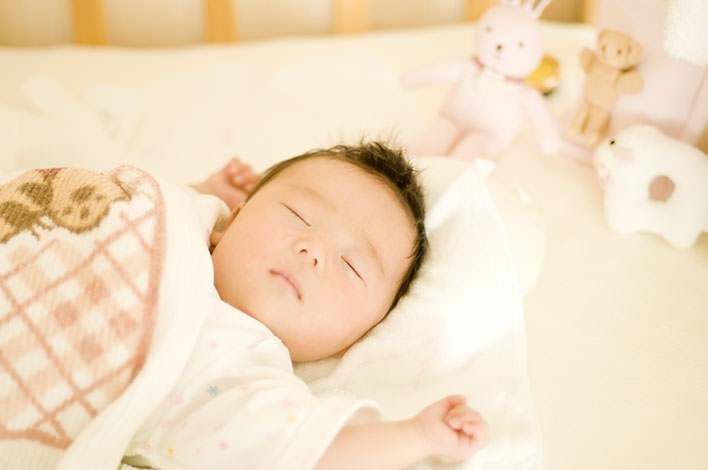 どうして赤ちゃんは万歳をして寝るの かわいいポーズの意味を知ろう ベネッセ教育情報サイト
