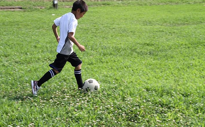 親子で楽しむ サッカー教室 ボールを運ぼう ドリブル ベネッセ教育情報サイト
