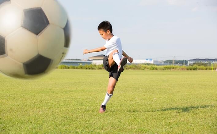 親子で楽しむ サッカー教室 シュートを決めよう インステップ キック ベネッセ教育情報サイト