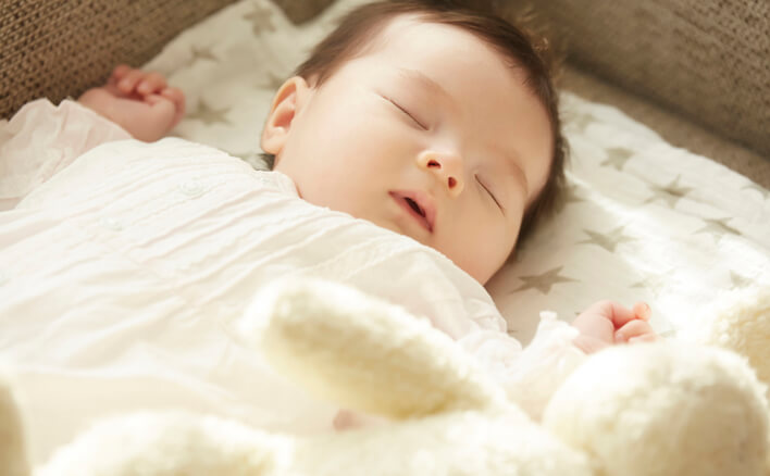 赤ちゃんの寝かしつけの際の注意点！ 安全な睡眠環境を整えるためには｜ベネッセ教育情報サイト