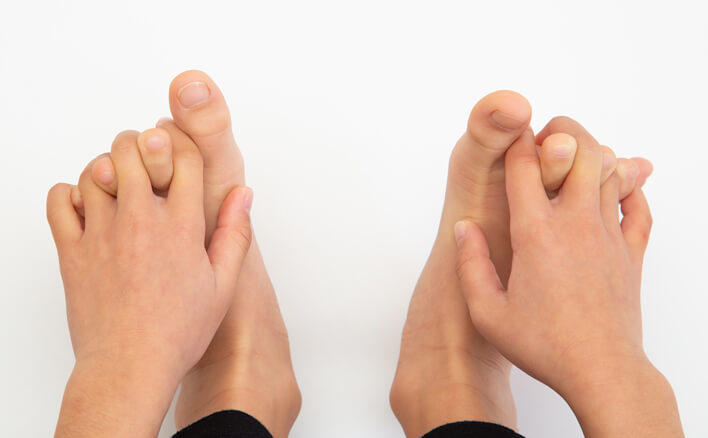 足の指が使えないと姿勢が悪化する そんな不安は楽しみながらできる足指遊びで解決 ベネッセ教育情報サイト