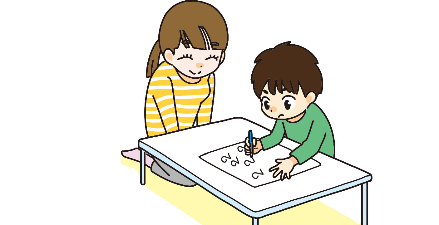 数字を書くのを練習する子どもと隣で見守る親