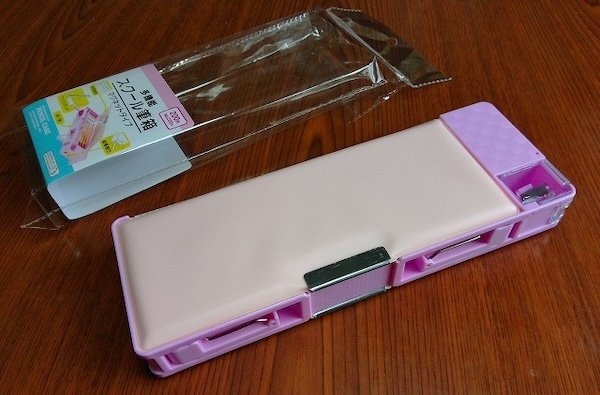 DAISO「多機能スクール筆箱マグネットタイプ」