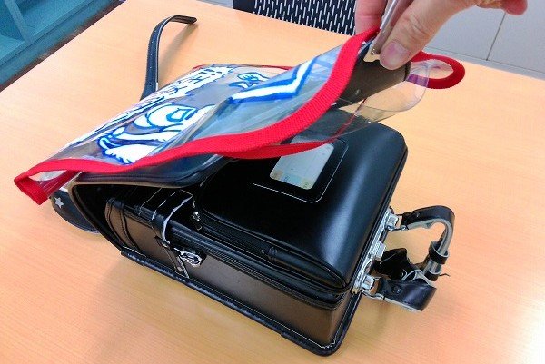 手作りランドセルカバーを装着