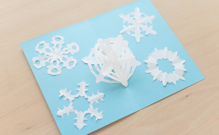 折って切るだけ 数学的思考力を育む雪の結晶カードを作ろう おうちで知育工作 ベネッセ教育情報サイト