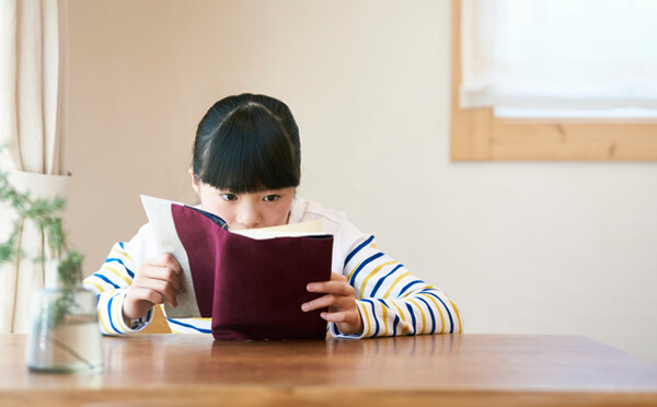 子どもの読書習慣が身に付く方法 読書をすれば脳も心も育つ 得られる効果もご紹介 ベネッセ教育情報サイト