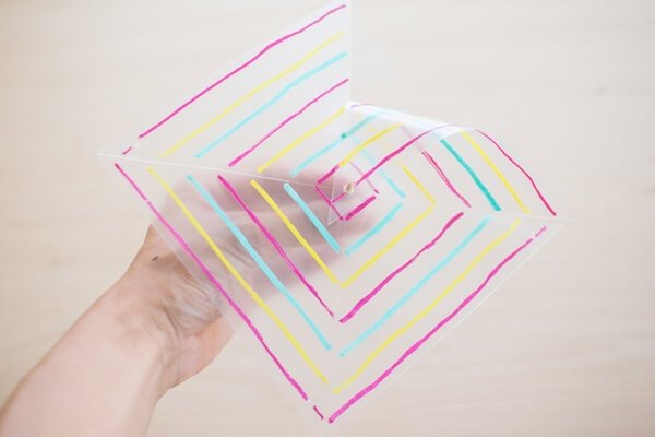 クリアファイルの端の穴を１つ通す