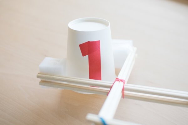 紙コップを掴む