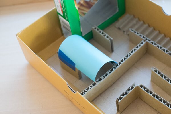 画用紙を切って貼り付ける