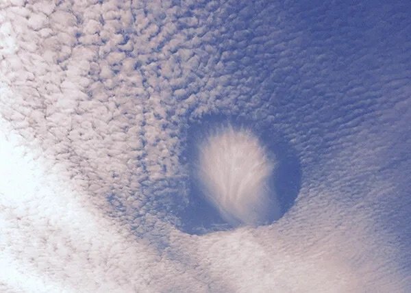 ＜穴あき雲＞
