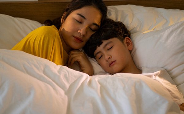 親子で寝るのはいつまで？　そろそろ別々に寝たほうがよい？［教えて！親野先生］