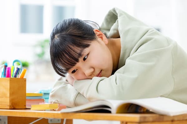 脳科学のプロ直伝「家で勉強ができない！」原因と集中する工夫は？保護者にできるサポートも