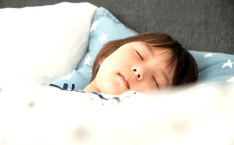 お子さまがひとりで寝るようになったのは何歳からですか？
